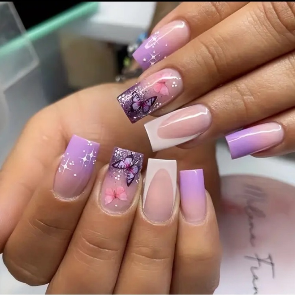 🦋 24 pcs reusable press on nails with butterflies and stars.